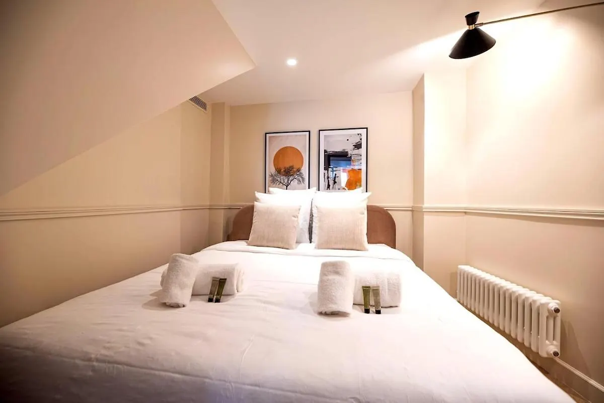 Enjoy Parisian Life In An Elegant Flat - Le Marais Apartment France